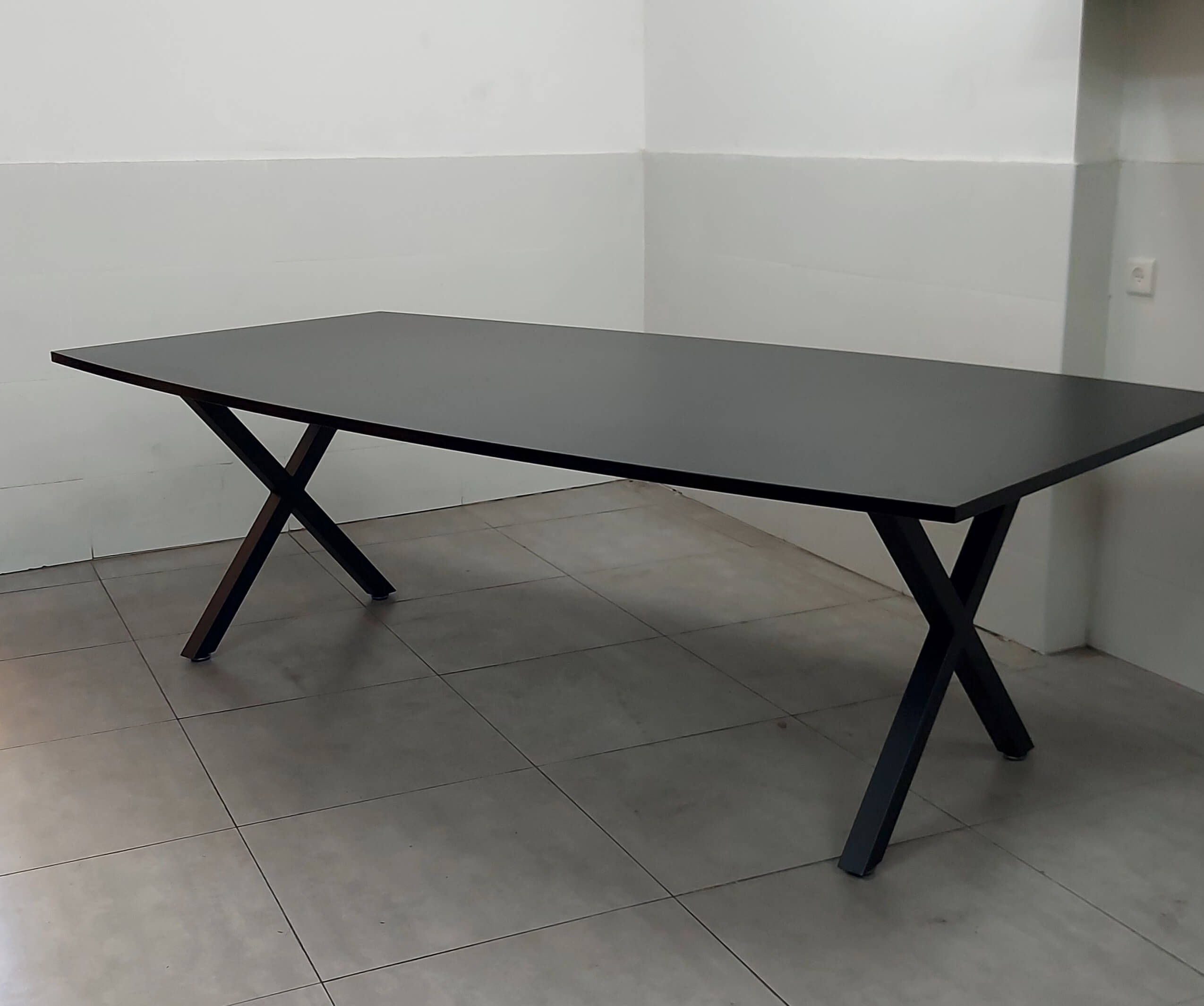 שולחן ישיבות אובלי במידה 240X120 גוון שחור רגל מתכת X גוון שחור/לבן באספקה מיידית!