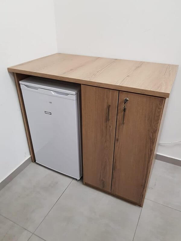 ארון דלתות עם תא למקרר משרדי