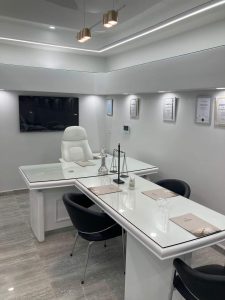 שולחן מנהלים דגם A-06 לבן כולל זכוכית במידה 160X90 או 180X90 + T שולחן ישיבות 160X80 כולל זכוכית