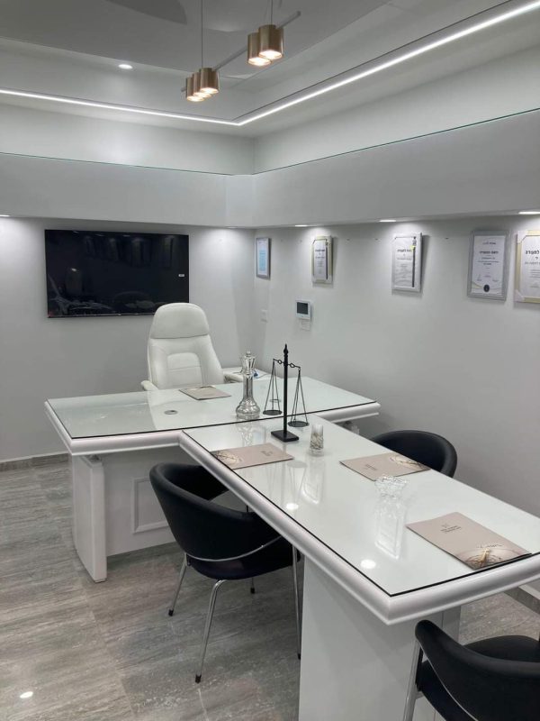 שולחן מנהלים דגם A-06 לבן כולל זכוכית במידה 160X90 או 180X90 + T שולחן ישיבות 160X80 כולל זכוכית
